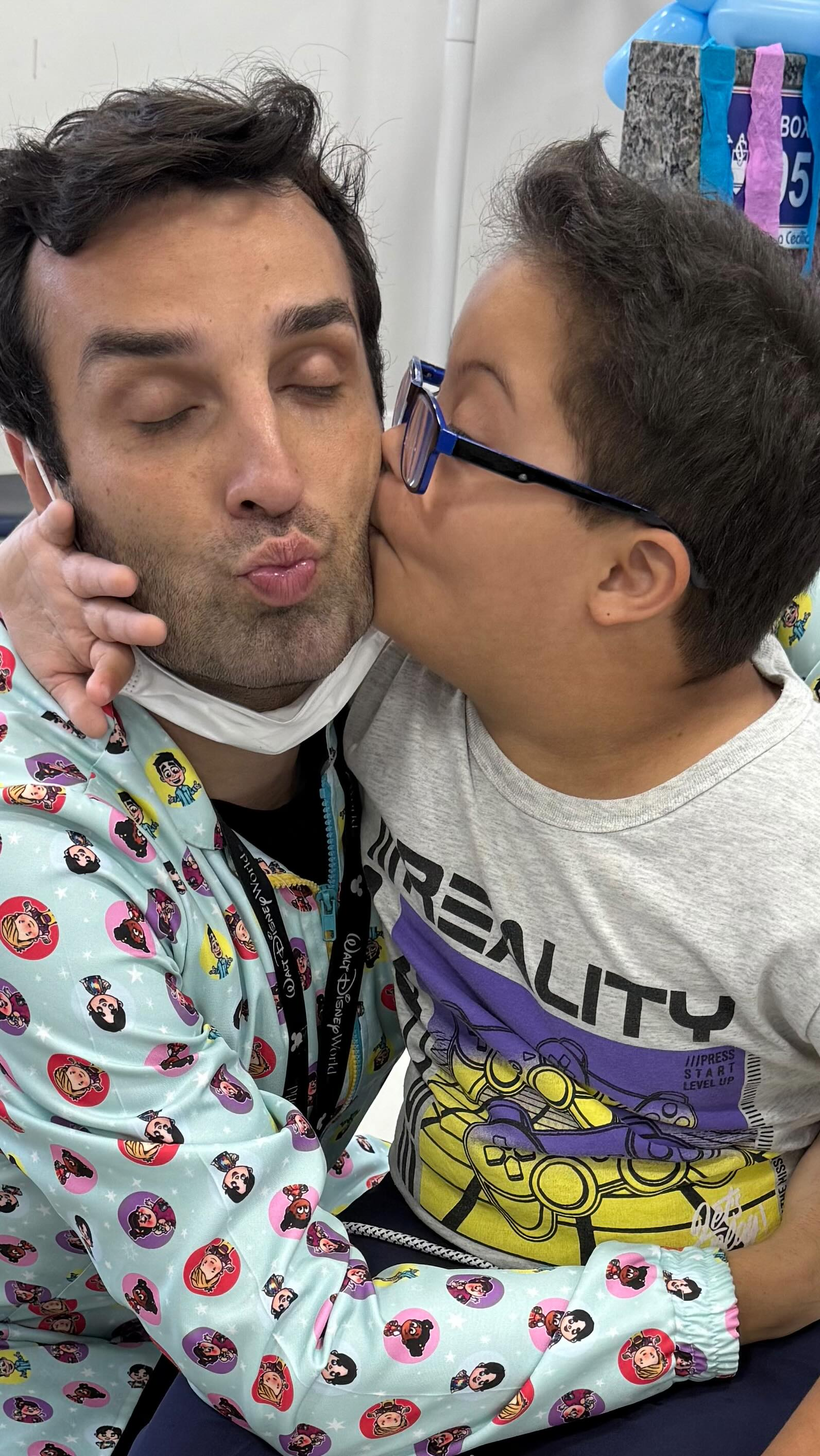 Criança dando beijo no doutor